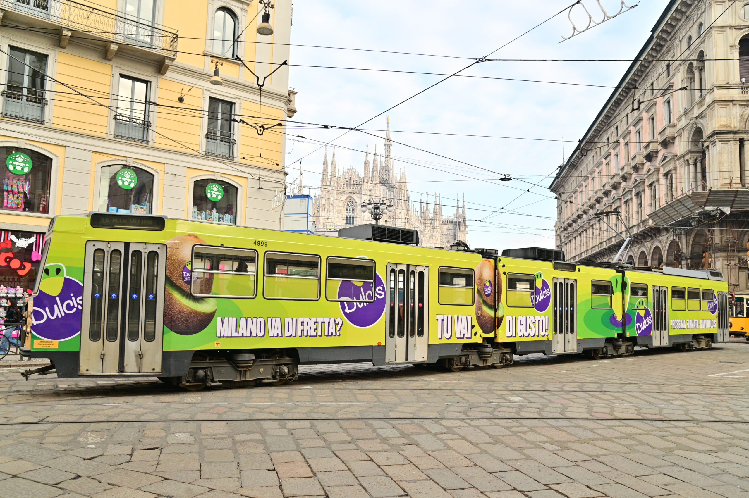Kiwi Dulcis veste Milano: il Jumbotram firmato Pubblisole